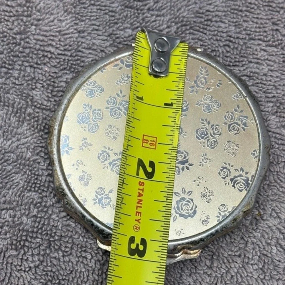 Vintage Makeup Compact Gold Tone Floral Scalloped Edge Made in Japan 3in